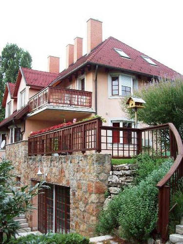 The luxury villa with swimming pool on the hill Csillaghegy in Budapest
