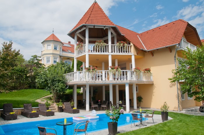 Apartmenthaus mit Schwimmbad in Heviz