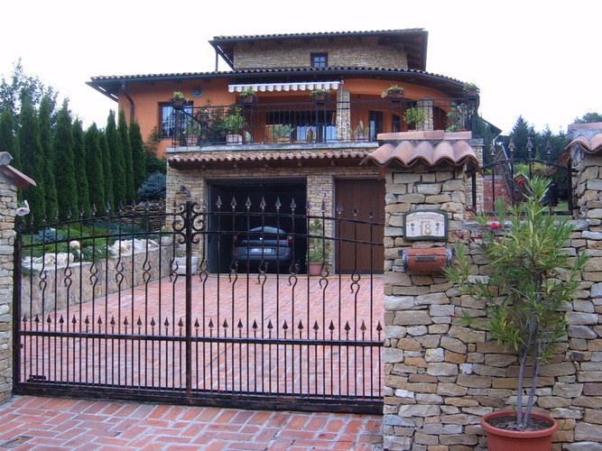 Дом выполненный в средиземноморском стиле